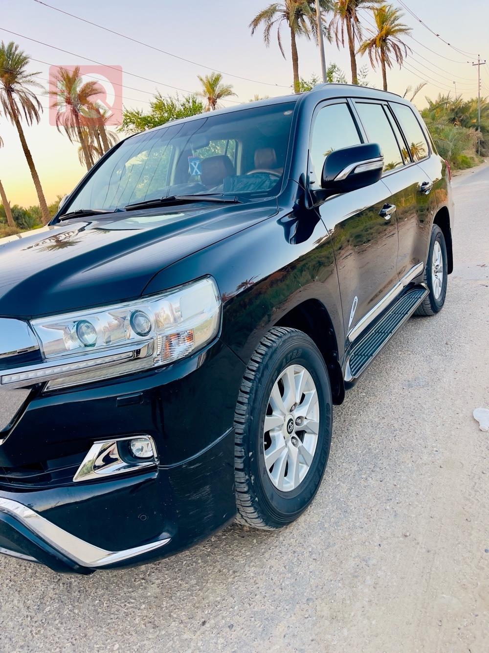 تۆیۆتا لاند کروزەر